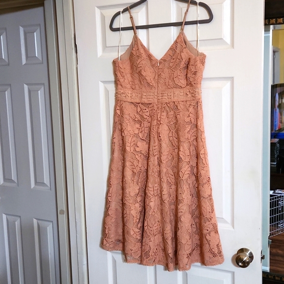 Lace dress - Picture 4 of 7